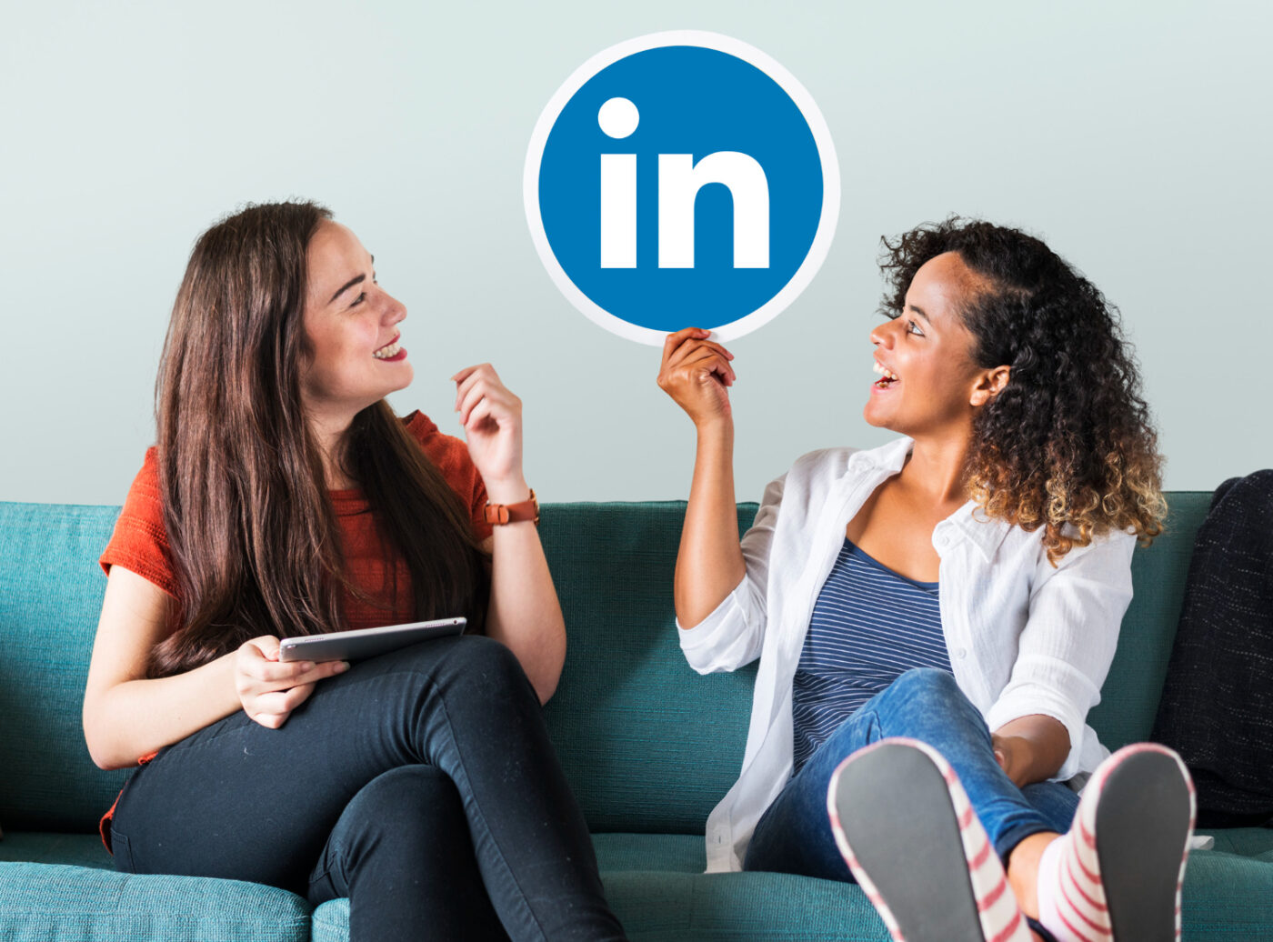 Linkedin - Meninas olhando o logotipo