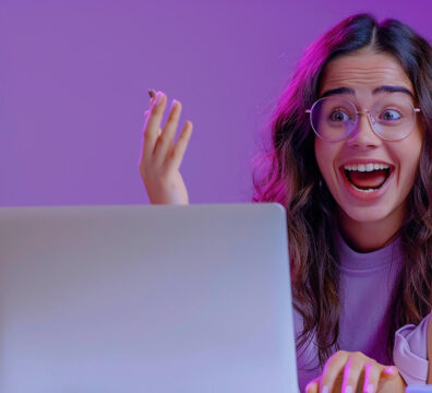 Garota surpresa com os resultados online que obteve