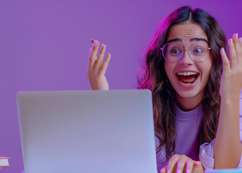 Garota surpresa com os resultados online que obteve